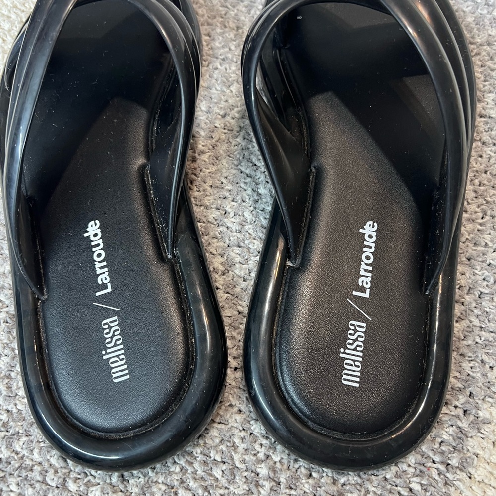 Melissa x Larroude Cali Slide Sandal Black Size 9 Women - Picture 5 of 5